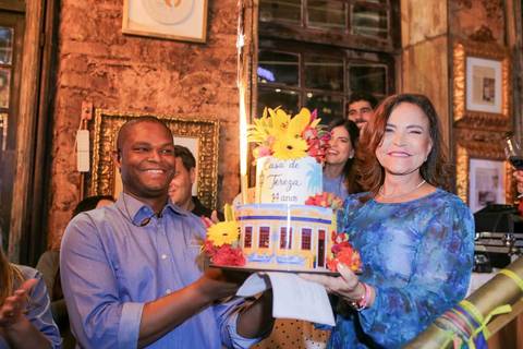 Entre brindes, risadas e reencontros, a celebração no Rio Vermelho destacou a força da gastronomia como agente de união. Fotografar esse ambiente repleto de vida e boas energias foi uma oportunidade enriquecedora do começo ao fim da noite.'