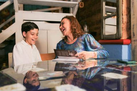 O lançamento do livro A Alma Servida à Mesa foi marcado por momentos únicos. A chef Tereza Paim recebeu a todos com o carinho de sempre, transformando a noite de autógrafos em um encontro inesquecível de celebração, afeto e muita cultura.'