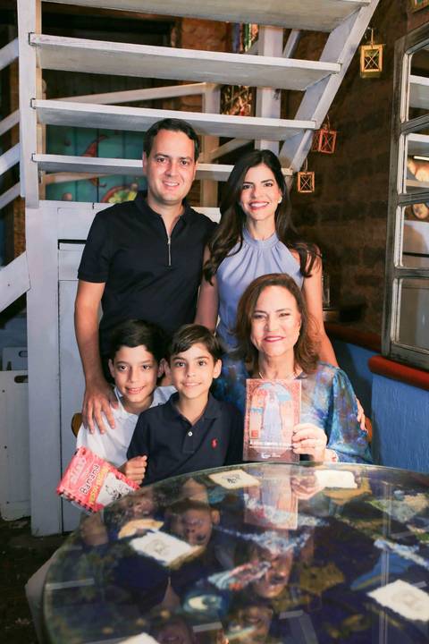 O lançamento do livro A Alma Servida à Mesa foi marcado por momentos únicos. A chef Tereza Paim recebeu a todos com o carinho de sempre, transformando a noite de autógrafos em um encontro inesquecível de celebração, afeto e muita cultura.'