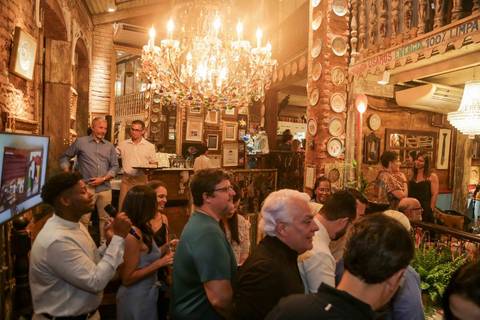 Entre brindes, risadas e reencontros, a celebração no Rio Vermelho destacou a força da gastronomia como agente de união. Fotografar esse ambiente repleto de vida e boas energias foi uma oportunidade enriquecedora do começo ao fim da noite.'
