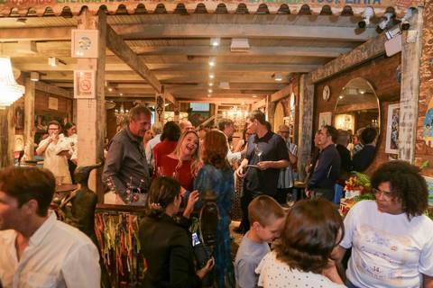 Entre brindes, risadas e reencontros, a celebração no Rio Vermelho destacou a força da gastronomia como agente de união. Fotografar esse ambiente repleto de vida e boas energias foi uma oportunidade enriquecedora do começo ao fim da noite.'