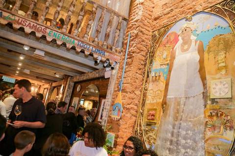 Entre brindes, risadas e reencontros, a celebração no Rio Vermelho destacou a força da gastronomia como agente de união. Fotografar esse ambiente repleto de vida e boas energias foi uma oportunidade enriquecedora do começo ao fim da noite.'