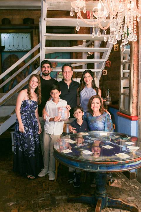 O lançamento do livro A Alma Servida à Mesa foi marcado por momentos únicos. A chef Tereza Paim recebeu a todos com o carinho de sempre, transformando a noite de autógrafos em um encontro inesquecível de celebração, afeto e muita cultura.'