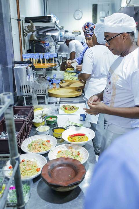 Entre brindes, risadas e reencontros, a celebração no Rio Vermelho destacou a força da gastronomia como agente de união. Fotografar esse ambiente repleto de vida e boas energias foi uma oportunidade enriquecedora do começo ao fim da noite.'