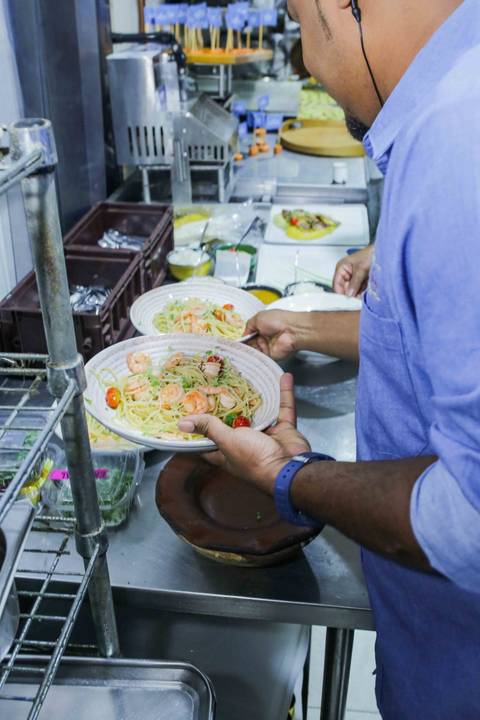 O olhar atento da chef Tereza Paim ao autografar cada página reflete o cuidado que ela coloca em tudo o que faz. Essa mesma atenção aos detalhes que consagrou seu restaurante esteve presente em cada segundo dessa noite memorável e festiva.O olhar atento d'