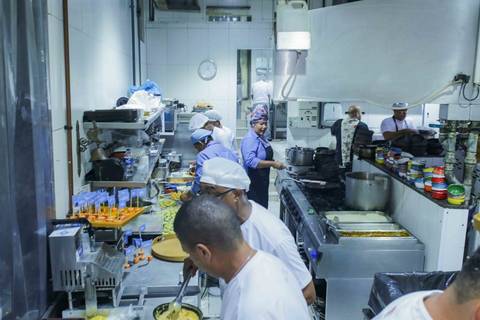 O olhar atento da chef Tereza Paim ao autografar cada página reflete o cuidado que ela coloca em tudo o que faz. Essa mesma atenção aos detalhes que consagrou seu restaurante esteve presente em cada segundo dessa noite memorável e festiva.'