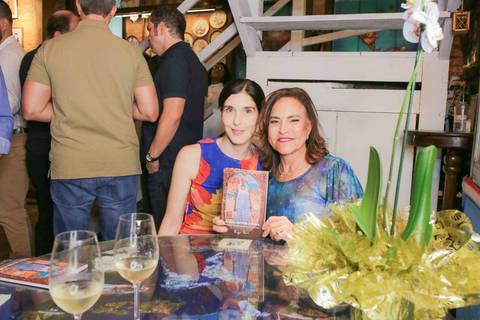 O olhar atento da chef Tereza Paim ao autografar cada página reflete o cuidado que ela coloca em tudo o que faz. Essa mesma atenção aos detalhes que consagrou seu restaurante esteve presente em cada segundo dessa noite memorável e festiva.'