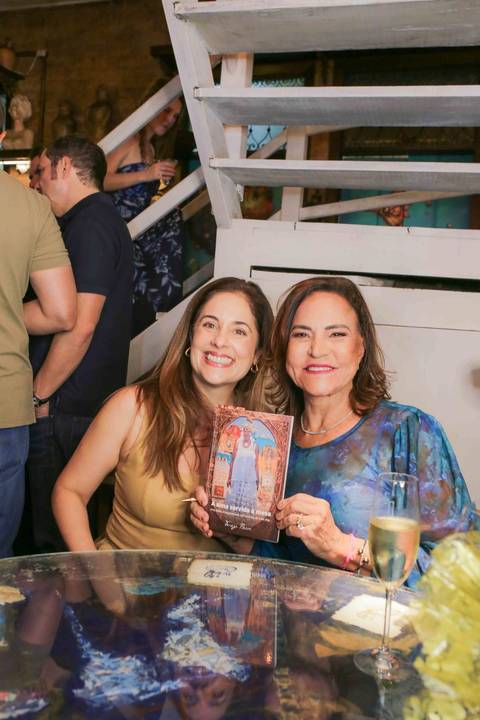O olhar atento da chef Tereza Paim ao autografar cada página reflete o cuidado que ela coloca em tudo o que faz. Essa mesma atenção aos detalhes que consagrou seu restaurante esteve presente em cada segundo dessa noite memorável e festiva.'