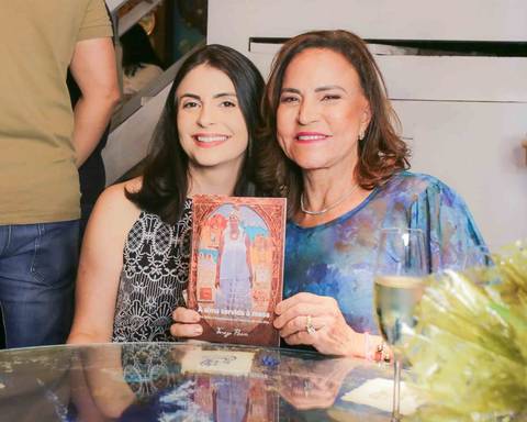 O olhar atento da chef Tereza Paim ao autografar cada página reflete o cuidado que ela coloca em tudo o que faz. Essa mesma atenção aos detalhes que consagrou seu restaurante esteve presente em cada segundo dessa noite memorável e festiva.'