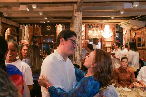 O olhar atento da chef Tereza Paim ao autografar cada página reflete o cuidado que ela coloca em tudo o que faz. Essa mesma atenção aos detalhes que consagrou seu restaurante esteve presente em cada segundo dessa noite memorável e festiva.'