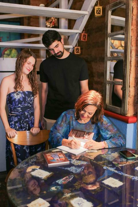 O lançamento do livro A Alma Servida à Mesa foi marcado por momentos únicos. A chef Tereza Paim recebeu a todos com o carinho de sempre, transformando a noite de autógrafos em um encontro inesquecível de celebração, afeto e muita cultura.'