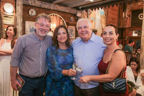 Amigos, familiares e clientes de longa data fizeram questão de prestigiar o lançamento de A Alma Servida à Mesa. A atmosfera vibrante e acolhedora mostrou que a Casa de Tereza é, antes de tudo, um lar aberto para celebrar a vida e a arte.Amigos, familiare'