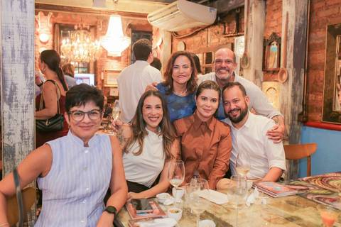 A gratidão estampada nos olhos de quem recebia o livro autografado mostra o valor intangível do trabalho da chef. Uma celebração completa de 14 anos, onde a gastronomia, a arte e o afeto se uniram em uma noite que ficará guardada para sempre.'