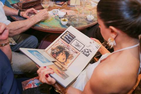 A gratidão estampada nos olhos de quem recebia o livro autografado mostra o valor intangível do trabalho da chef. Uma celebração completa de 14 anos, onde a gastronomia, a arte e o afeto se uniram em uma noite que ficará guardada para sempre.'