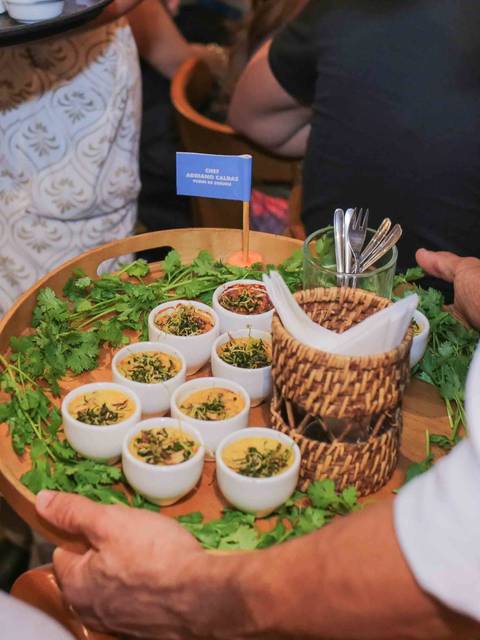 A gratidão estampada nos olhos de quem recebia o livro autografado mostra o valor intangível do trabalho da chef. Uma celebração completa de 14 anos, onde a gastronomia, a arte e o afeto se uniram em uma noite que ficará guardada para sempre.'