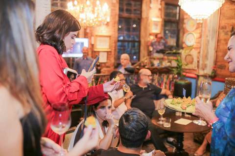 A gratidão estampada nos olhos de quem recebia o livro autografado mostra o valor intangível do trabalho da chef. Uma celebração completa de 14 anos, onde a gastronomia, a arte e o afeto se uniram em uma noite que ficará guardada para sempre.A gratidão es'