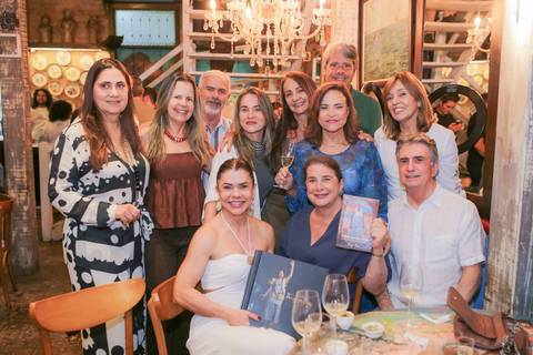 Gestos espontâneos, olhares atentos e sorrisos largos marcaram a noite em que a gastronomia baiana esteve em festa. Documentar o lançamento e os autógrafos de Tereza Paim foi registrar a própria história sendo escrita diante de nossas lentes.'