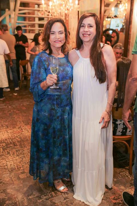 Gestos espontâneos, olhares atentos e sorrisos largos marcaram a noite em que a gastronomia baiana esteve em festa. Documentar o lançamento e os autógrafos de Tereza Paim foi registrar a própria história sendo escrita diante de nossas lentes.'