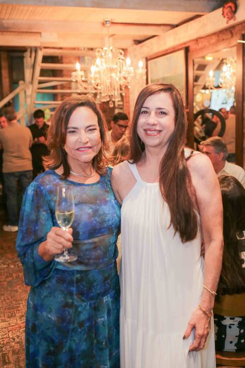Gestos espontâneos, olhares atentos e sorrisos largos marcaram a noite em que a gastronomia baiana esteve em festa. Documentar o lançamento e os autógrafos de Tereza Paim foi registrar a própria história sendo escrita diante de nossas lentes.'