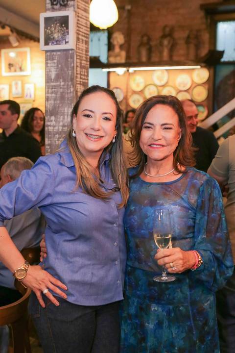 Gestos espontâneos, olhares atentos e sorrisos largos marcaram a noite em que a gastronomia baiana esteve em festa. Documentar o lançamento e os autógrafos de Tereza Paim foi registrar a própria história sendo escrita diante de nossas lentes.'