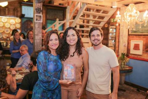 Gestos espontâneos, olhares atentos e sorrisos largos marcaram a noite em que a gastronomia baiana esteve em festa. Documentar o lançamento e os autógrafos de Tereza Paim foi registrar a própria história sendo escrita diante de nossas lentes.'