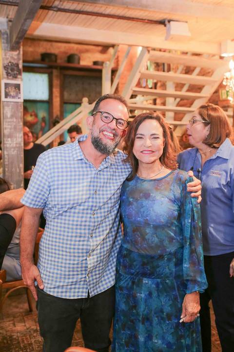 Gestos espontâneos, olhares atentos e sorrisos largos marcaram a noite em que a gastronomia baiana esteve em festa. Documentar o lançamento e os autógrafos de Tereza Paim foi registrar a própria história sendo escrita diante de nossas lentes.'