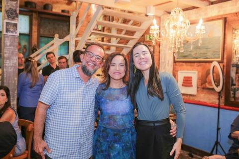 Gestos espontâneos, olhares atentos e sorrisos largos marcaram a noite em que a gastronomia baiana esteve em festa. Documentar o lançamento e os autógrafos de Tereza Paim foi registrar a própria história sendo escrita diante de nossas lentes.'