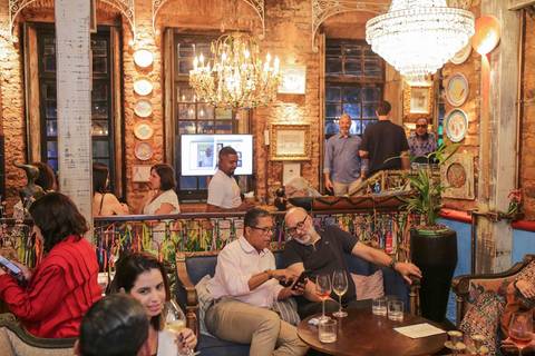 Gestos espontâneos, olhares atentos e sorrisos largos marcaram a noite em que a gastronomia baiana esteve em festa. Documentar o lançamento e os autógrafos de Tereza Paim foi registrar a própria história sendo escrita diante de nossas lentes.'