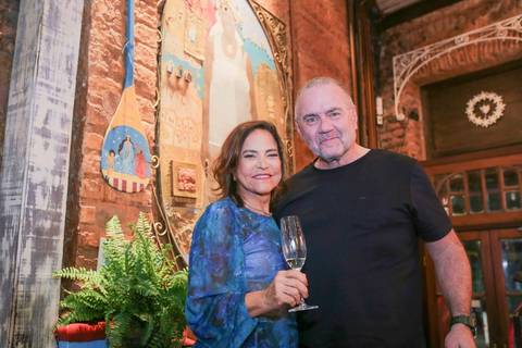 Gestos espontâneos, olhares atentos e sorrisos largos marcaram a noite em que a gastronomia baiana esteve em festa. Documentar o lançamento e os autógrafos de Tereza Paim foi registrar a própria história sendo escrita diante de nossas lentes.'