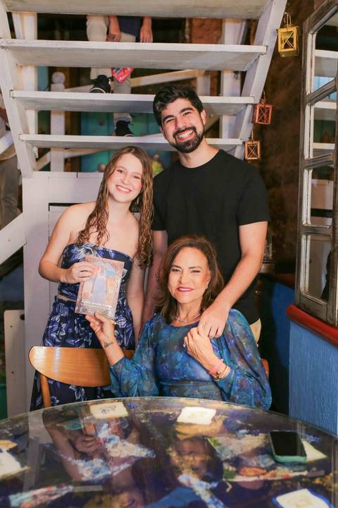 O lançamento do livro A Alma Servida à Mesa foi marcado por momentos únicos. A chef Tereza Paim recebeu a todos com o carinho de sempre, transformando a noite de autógrafos em um encontro inesquecível de celebração, afeto e muita cultura.'