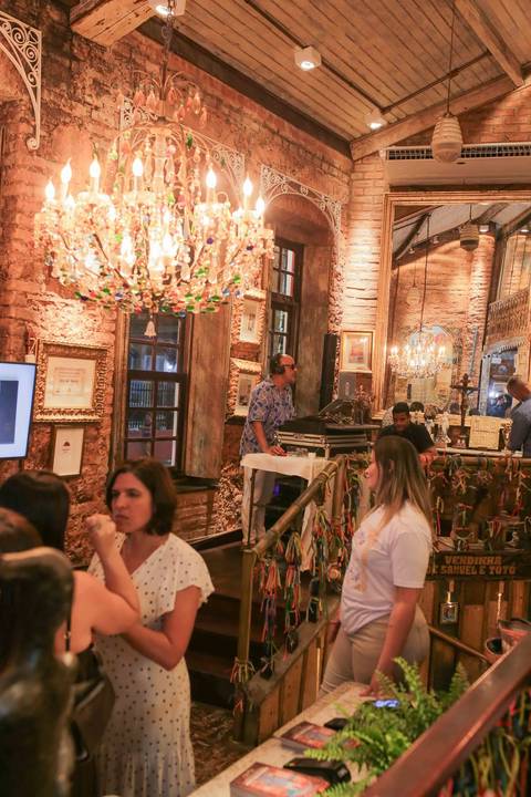 Gestos espontâneos, olhares atentos e sorrisos largos marcaram a noite em que a gastronomia baiana esteve em festa. Documentar o lançamento e os autógrafos de Tereza Paim foi registrar a própria história sendo escrita diante de nossas lentes.'