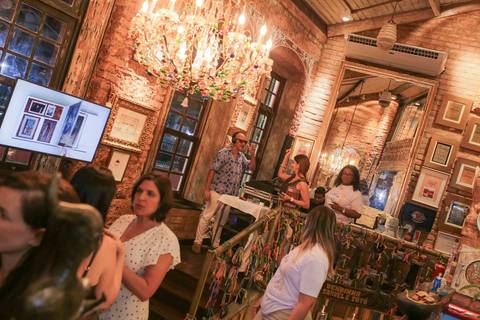O livro A Alma Servida à Mesa chega como um marco na carreira de Tereza Paim. A noite de autógrafos no Rio Vermelho simbolizou a coroação de um trabalho feito com alma, entregando aos leitores os segredos e as memórias da culinária local.'