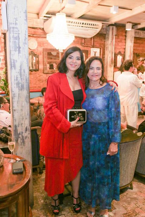 O livro A Alma Servida à Mesa chega como um marco na carreira de Tereza Paim. A noite de autógrafos no Rio Vermelho simbolizou a coroação de um trabalho feito com alma, entregando aos leitores os segredos e as memórias da culinária local.'