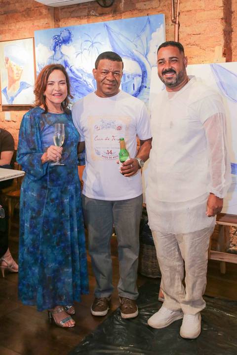 O livro A Alma Servida à Mesa chega como um marco na carreira de Tereza Paim. A noite de autógrafos no Rio Vermelho simbolizou a coroação de um trabalho feito com alma, entregando aos leitores os segredos e as memórias da culinária local.'
