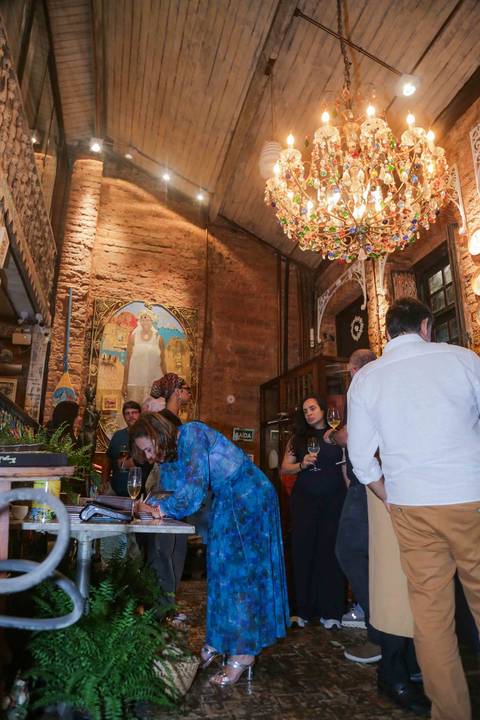 Celebrar 14 anos de existência é um feito extraordinário que merece ser eternizado em imagens. A Casa de Tereza segue como um farol da cultura baiana, servindo não apenas pratos memoráveis, mas também a própria alma em forma de acolhimento.'