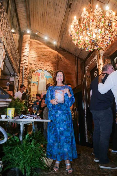 Celebrar 14 anos de existência é um feito extraordinário que merece ser eternizado em imagens. A Casa de Tereza segue como um farol da cultura baiana, servindo não apenas pratos memoráveis, mas também a própria alma em forma de acolhimento.'
