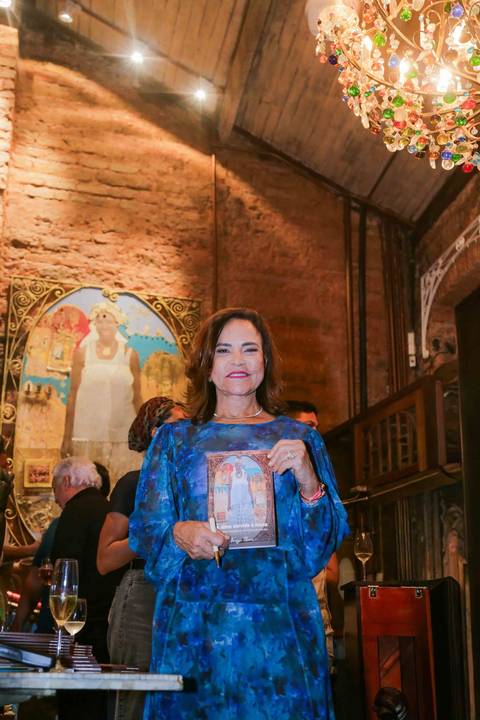 Celebrar 14 anos de existência é um feito extraordinário que merece ser eternizado em imagens. A Casa de Tereza segue como um farol da cultura baiana, servindo não apenas pratos memoráveis, mas também a própria alma em forma de acolhimento.'