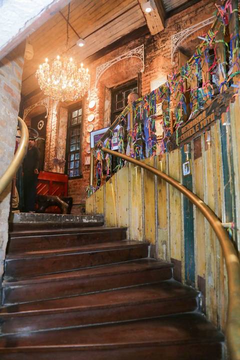 Celebrar 14 anos de existência é um feito extraordinário que merece ser eternizado em imagens. A Casa de Tereza segue como um farol da cultura baiana, servindo não apenas pratos memoráveis, mas também a própria alma em forma de acolhimento.'