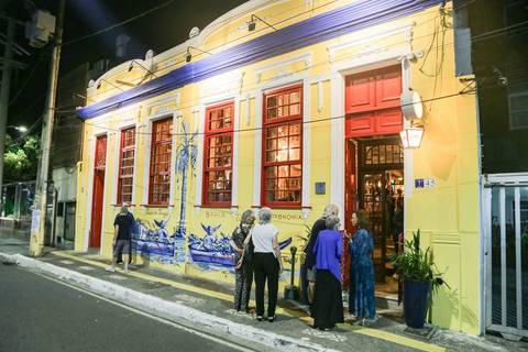 Celebrar 14 anos de existência é um feito extraordinário que merece ser eternizado em imagens. A Casa de Tereza segue como um farol da cultura baiana, servindo não apenas pratos memoráveis, mas também a própria alma em forma de acolhimento.'