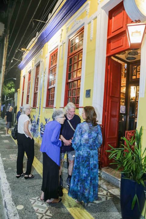 Celebrar 14 anos de existência é um feito extraordinário que merece ser eternizado em imagens. A Casa de Tereza segue como um farol da cultura baiana, servindo não apenas pratos memoráveis, mas também a própria alma em forma de acolhimento.'