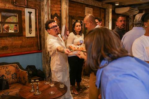 A bonomia e o carisma da chef Tereza Paim contagiaram a todos durante a sessão de autógrafos. Fotografar a interação entre a autora e seus leitores permitiu capturar a veracidade das emoções em imagens que ficarão para sempre na memória.'
