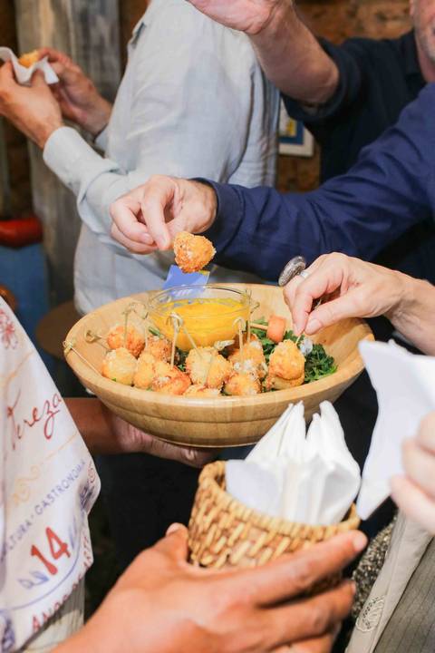 A bonomia e o carisma da chef Tereza Paim contagiaram a todos durante a sessão de autógrafos. Fotografar a interação entre a autora e seus leitores permitiu capturar a veracidade das emoções em imagens que ficarão para sempre na memória.'