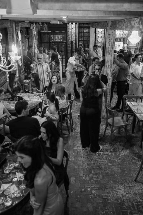 A bonomia e o carisma da chef Tereza Paim contagiaram a todos durante a sessão de autógrafos. Fotografar a interação entre a autora e seus leitores permitiu capturar a veracidade das emoções em imagens que ficarão para sempre na memória.'