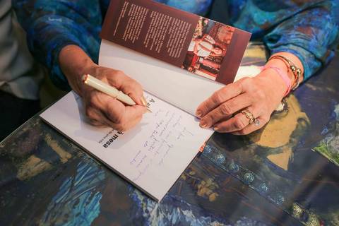 O lançamento do livro A Alma Servida à Mesa foi marcado por momentos únicos. A chef Tereza Paim recebeu a todos com o carinho de sempre, transformando a noite de autógrafos em um encontro inesquecível de celebração, afeto e muita cultura.'