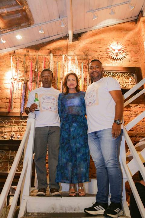A bonomia e o carisma da chef Tereza Paim contagiaram a todos durante a sessão de autógrafos. Fotografar a interação entre a autora e seus leitores permitiu capturar a veracidade das emoções em imagens que ficarão para sempre na memória.'
