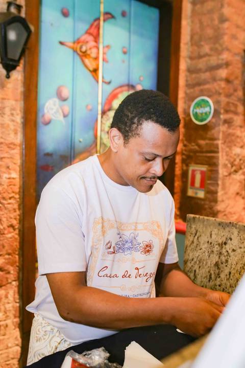 A bonomia e o carisma da chef Tereza Paim contagiaram a todos durante a sessão de autógrafos. Fotografar a interação entre a autora e seus leitores permitiu capturar a veracidade das emoções em imagens que ficarão para sempre na memória.'