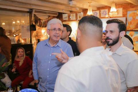 A bonomia e o carisma da chef Tereza Paim contagiaram a todos durante a sessão de autógrafos. Fotografar a interação entre a autora e seus leitores permitiu capturar a veracidade das emoções em imagens que ficarão para sempre na memória.'