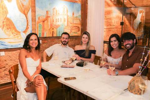Amigos, familiares e clientes de longa data fizeram questão de prestigiar o lançamento de A Alma Servida à Mesa. A atmosfera vibrante e acolhedora mostrou que a Casa de Tereza é, antes de tudo, um lar aberto para celebrar a vida e a arte.'