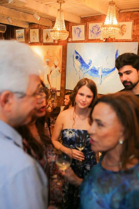 Amigos, familiares e clientes de longa data fizeram questão de prestigiar o lançamento de A Alma Servida à Mesa. A atmosfera vibrante e acolhedora mostrou que a Casa de Tereza é, antes de tudo, um lar aberto para celebrar a vida e a arte.'