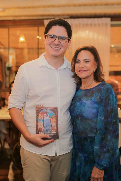 Amigos, familiares e clientes de longa data fizeram questão de prestigiar o lançamento de A Alma Servida à Mesa. A atmosfera vibrante e acolhedora mostrou que a Casa de Tereza é, antes de tudo, um lar aberto para celebrar a vida e a arte.'